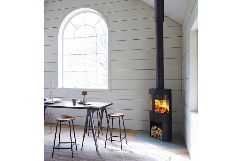 Morsø desgined the 6643 freestanding wood-burning fireplace to be both effective and elegant.