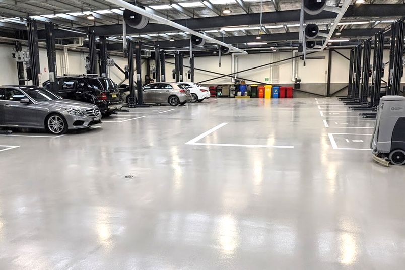 The chemical resistant Sika epoxy system is suitable for automotive workshops.