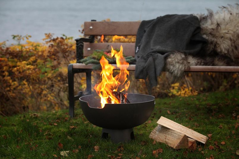 Morsø Ignis fire pit features an elegant and compact design.
