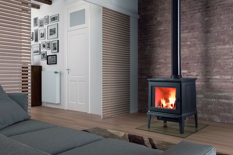 Hergom's E-30M freestanding fireplace features a traditional design on solid cast iron legs.