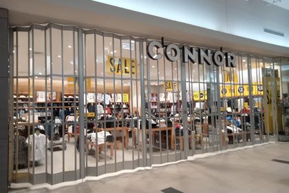 Stylish commercial folding doors for Connor Frankston